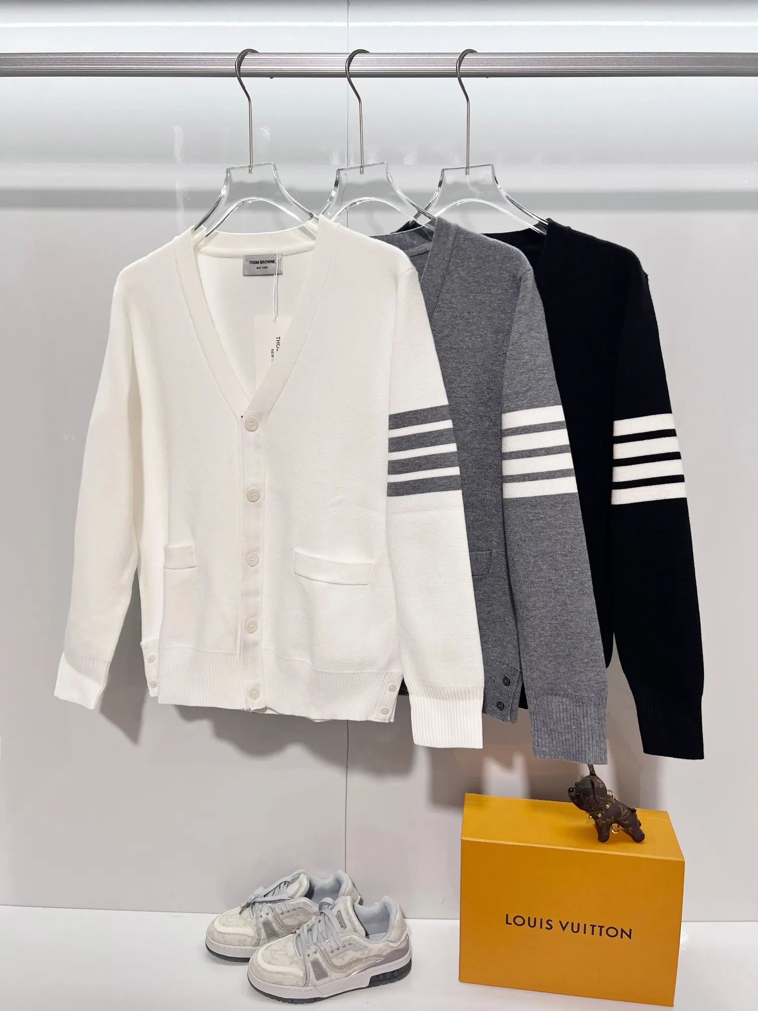 Thom Browne ➡️ Classic V ， Retro Same Style 2025ss Versatile : White.Black.Gray. Size：M-2XL
